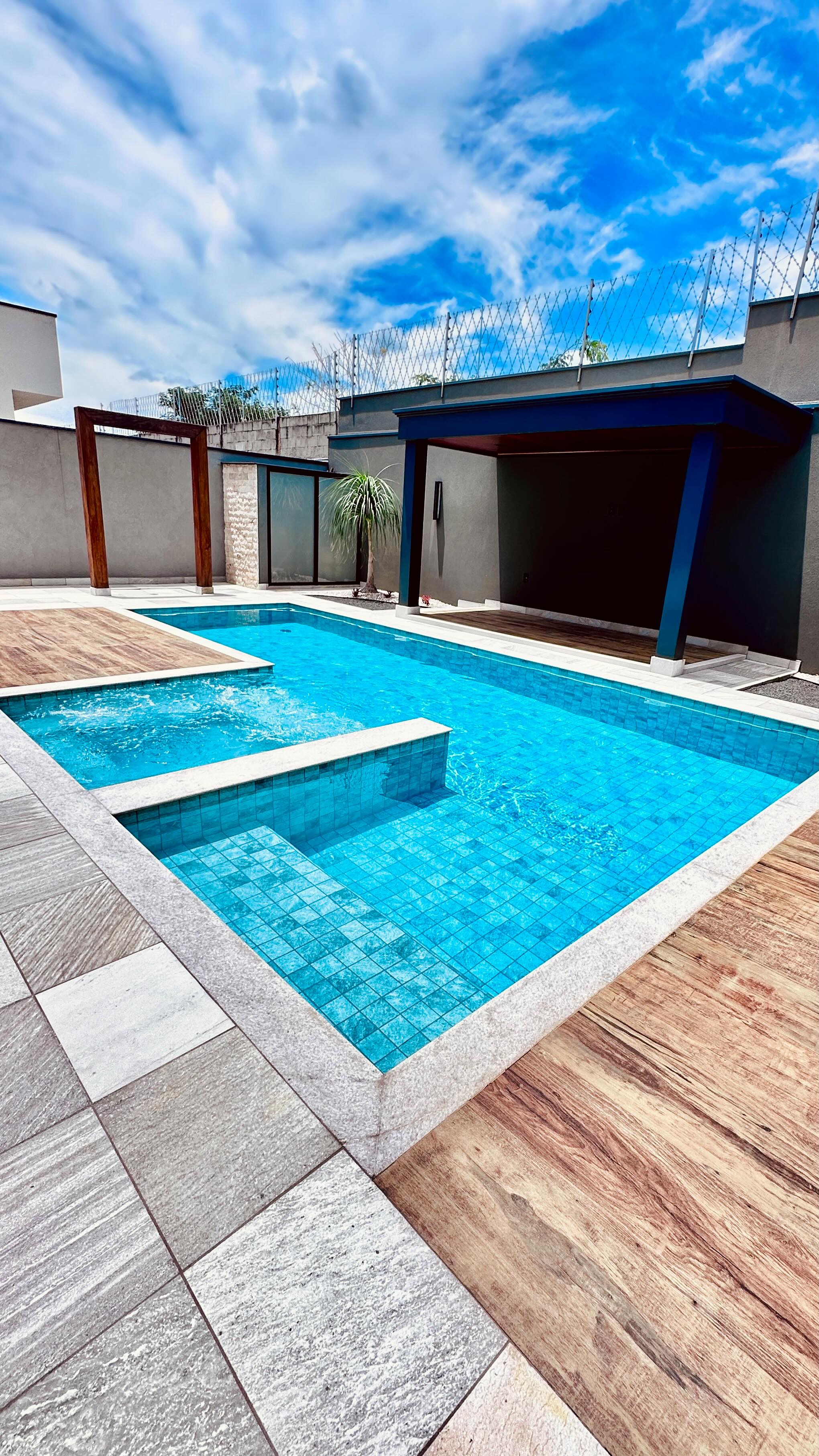 Piscina residencial executada pela Água Cristalina